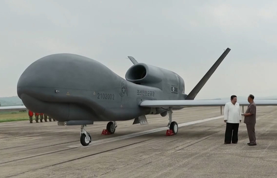 김정은 북한 국무위원장이 2024년 2월 이병철 당시 당중앙군사위원회 부위원장과 미국의 고고도무인정찰기인 글로벌호크와 흡사한 ‘샛별-4’ 앞에서 대화를 나누고 있다. 조선중앙통신, 연합뉴스