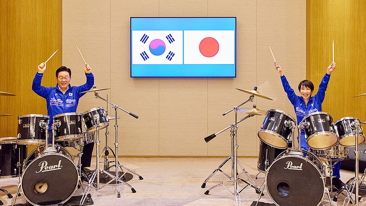 이재명 대통령이 지난 1월 일본 나라현 한 호텔에서 다카이치 사나에 총리와 환담 뒤 드럼 합주를 하고 있다. 전민규 기자