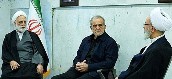 마수드 페제시키안 이란 대통령(가운데)를 비롯해 최고지도자의 임무와 권한을 대행 중인 이란 임시 지도자위원회 구성원들. 로이터=연합뉴스