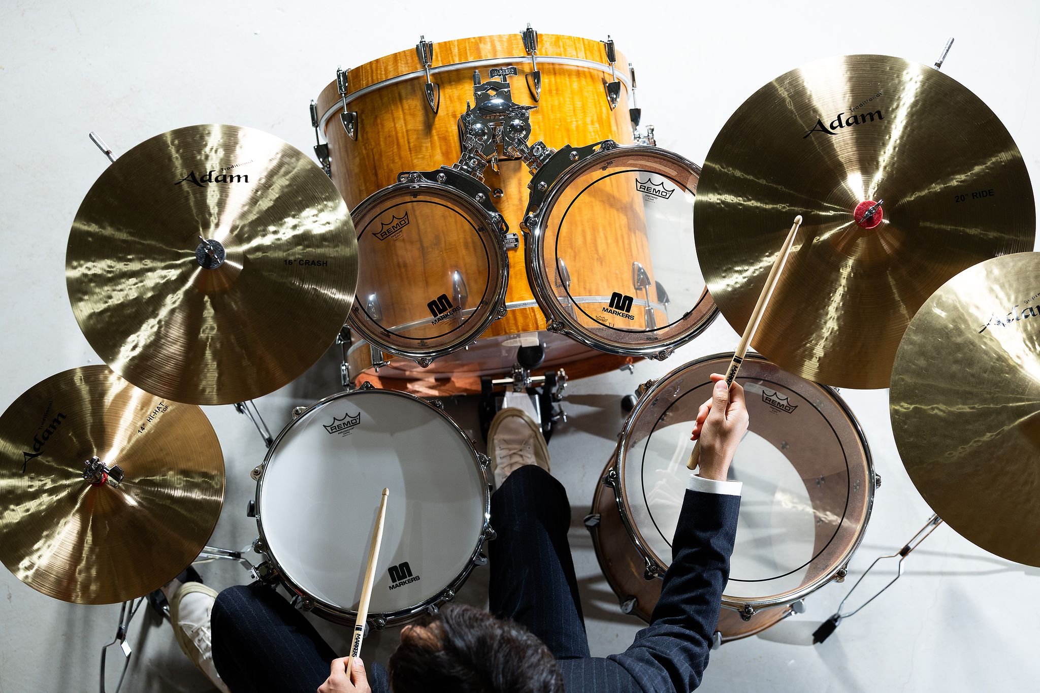 5개의 드럼(가운데)과 심벌즈로 구성된 마커스 프로사운드. 메이플, 마호가니 등의 사이즈가 다른 각각의 드럼마다 어울리는 나무로 제작됐다. 일본의 드럼 제조회사인 펄의 최고가 라인업(1000만원 상당)만 유일하게 같은 방식으로 드럼을 제작한다. 