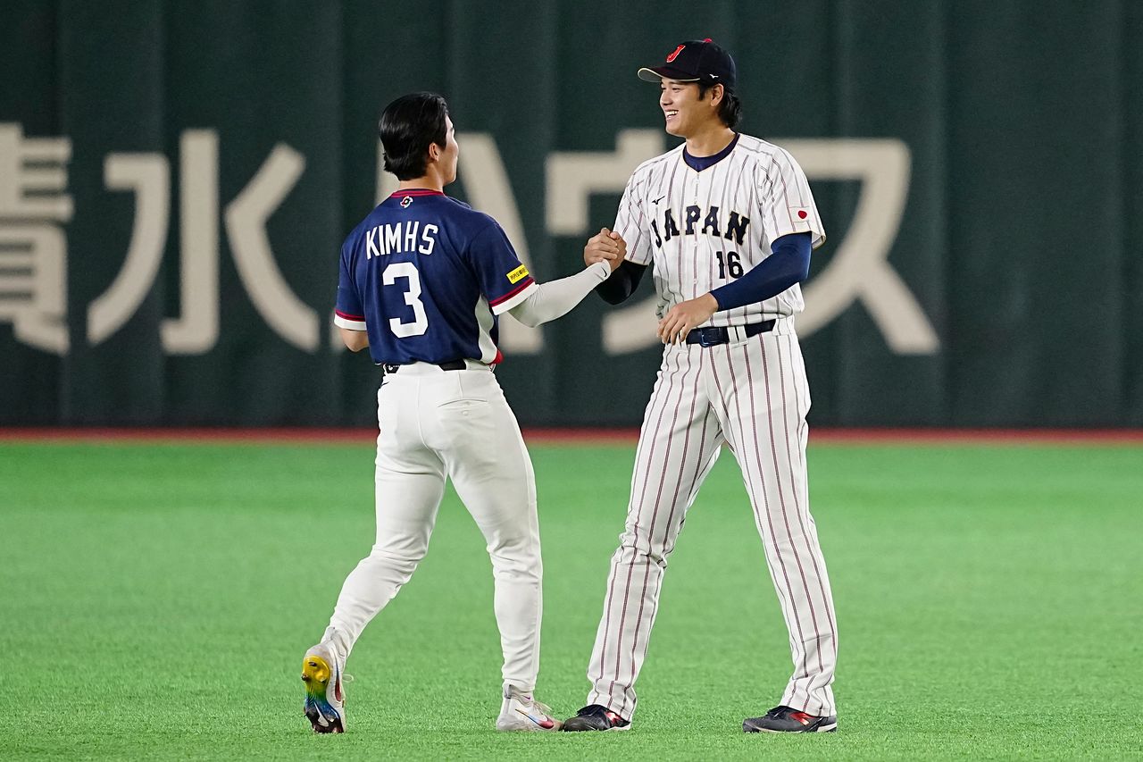  경기 전 반갑게 인사한 김혜성(왼쪽)과 오타니. AFP=연합뉴스