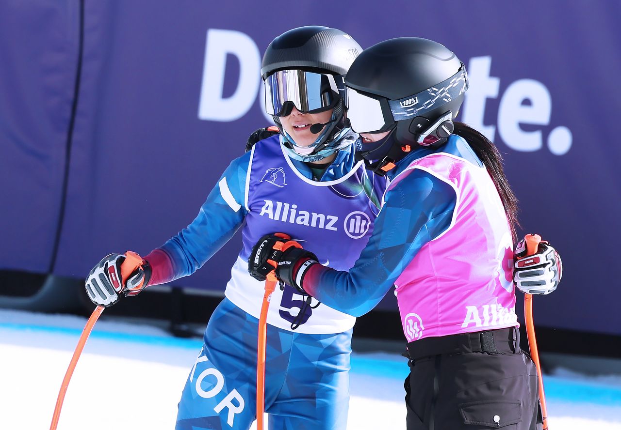 7일(한국시간) 이탈리아 코르티나 토파네 알파인스키 센터에서 열린 2026 밀라노·코르티나 동계패럴림픽 알파인스키 활강 시각장애 부문 4위에 오른 최사라(왼쪽)와 어은미 가이드. 사진 대한장애인체육회