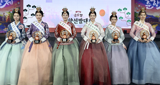 지난해 4월 30일 전북 남원시에서 열린 제95회 춘향제에서 '미스 춘향'에 선발된 입상자들. 연합뉴스