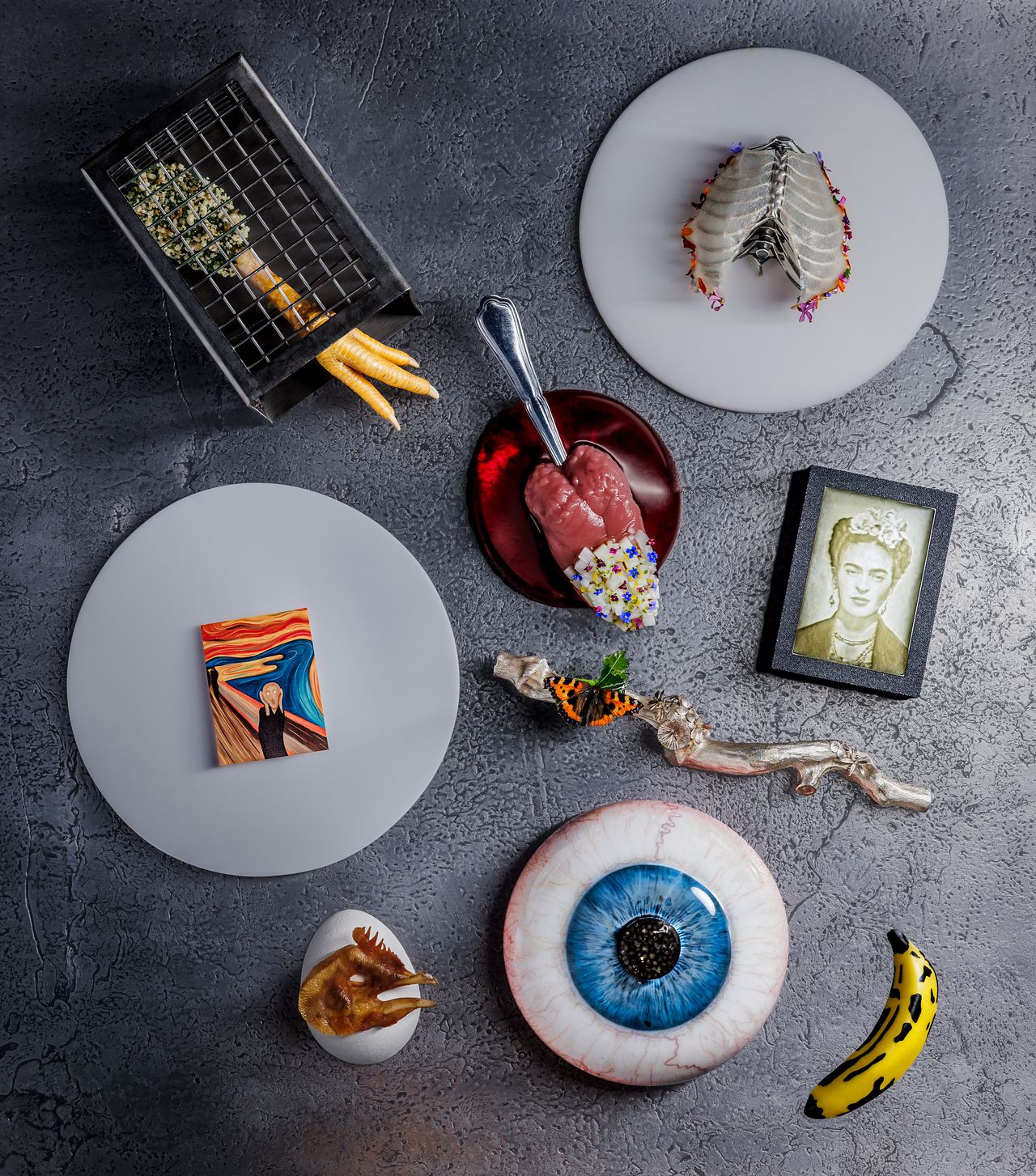 기묘한 모양의 알케미스트 대표 요리들. 지구 환경, 기아, 동물복지 등을 비롯해 앤디 워홀의 작품, 조지 오웰의 소설 『1984』 등에서 얻은 영감으로 요리하는 것이 특징이다(바나나, 눈동자). [사진 알케미스트]