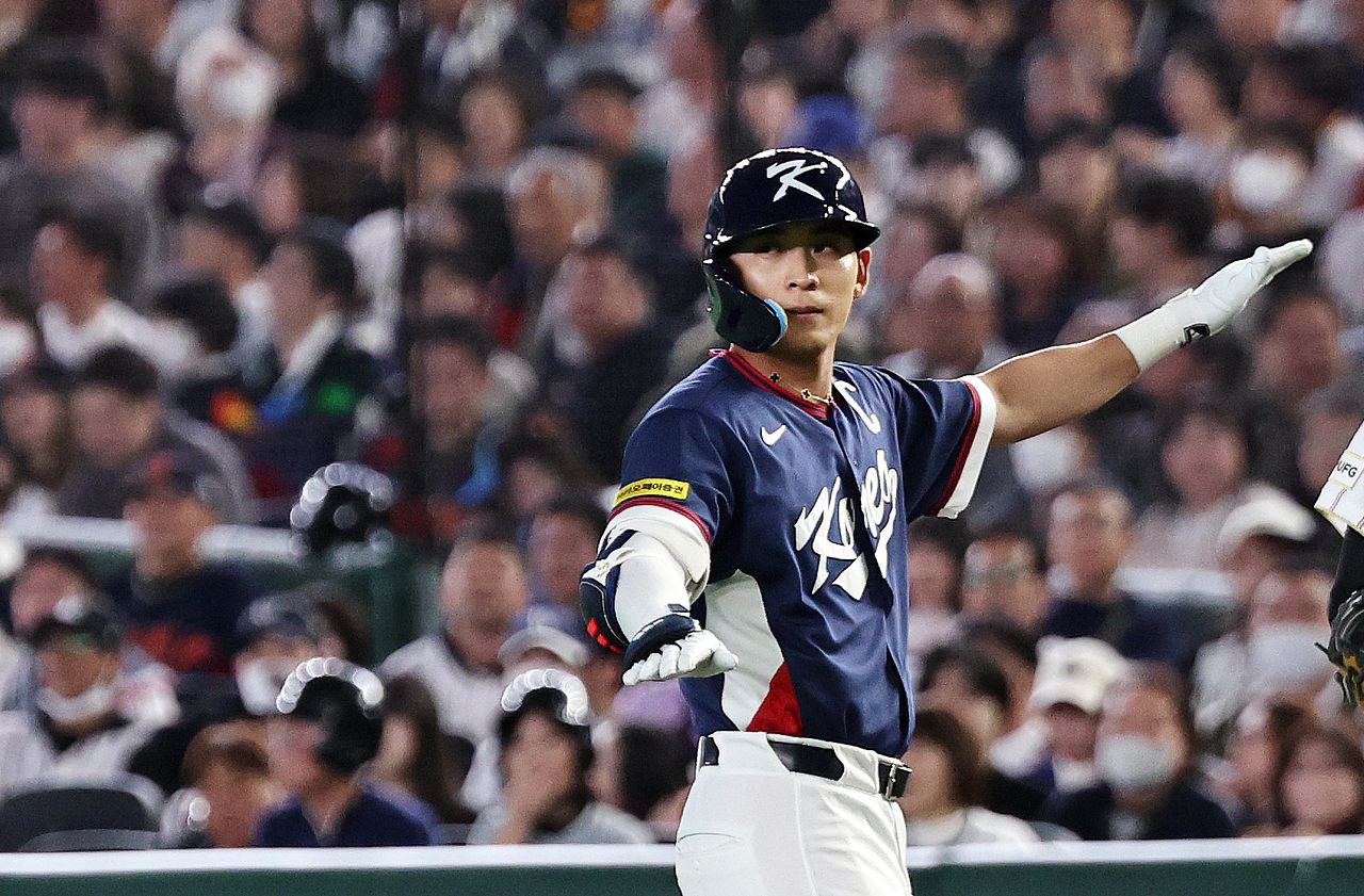 7일 오후 일본 도쿄돔에서 열린 2026 월드베이스볼클래식 C조 조별리그 대한민국과 일본의 경기. 대한민국 이정후가 1회초 무사 1,3루때 1타점 안타를 친 뒤 세리머니를 하고 있다. 뉴스1