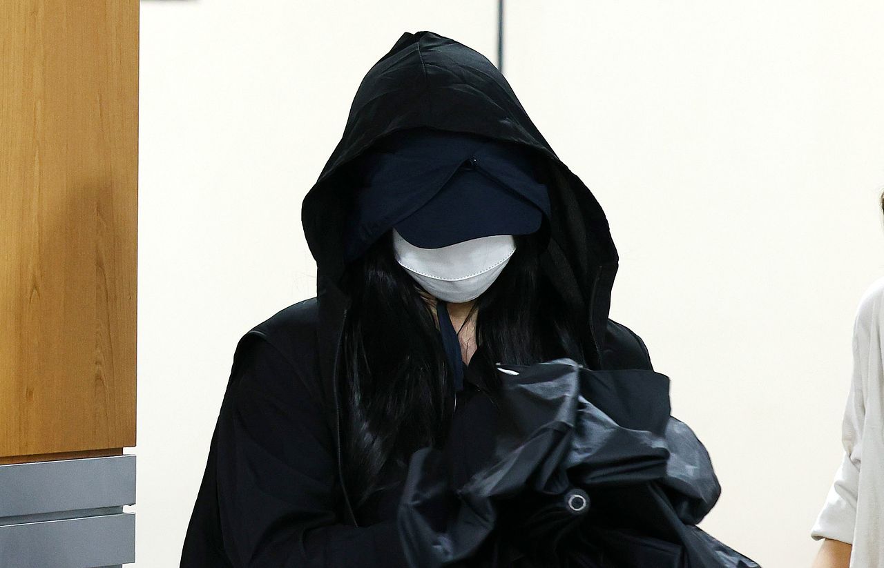 유명 연예인들에 대한 허위 정보를 퍼뜨린 혐의로 징역형의 집행 유예를 선고받은 유튜버 '탈덕수용소' 박모. 박씨가 2024년 9월 서울 서초구 서울중앙지방법원을 나서고 있다. 뉴스1