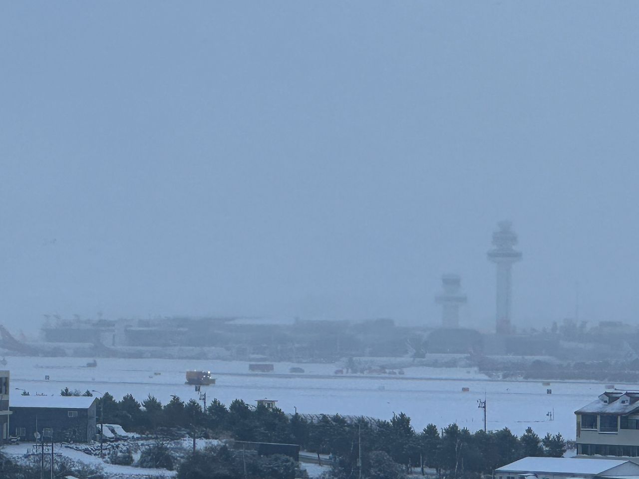 지지난 2023년 12월 제주국제공항에 폭설이 내려 제주공항측이 제설작업을 하고 있다. 최충일 기자