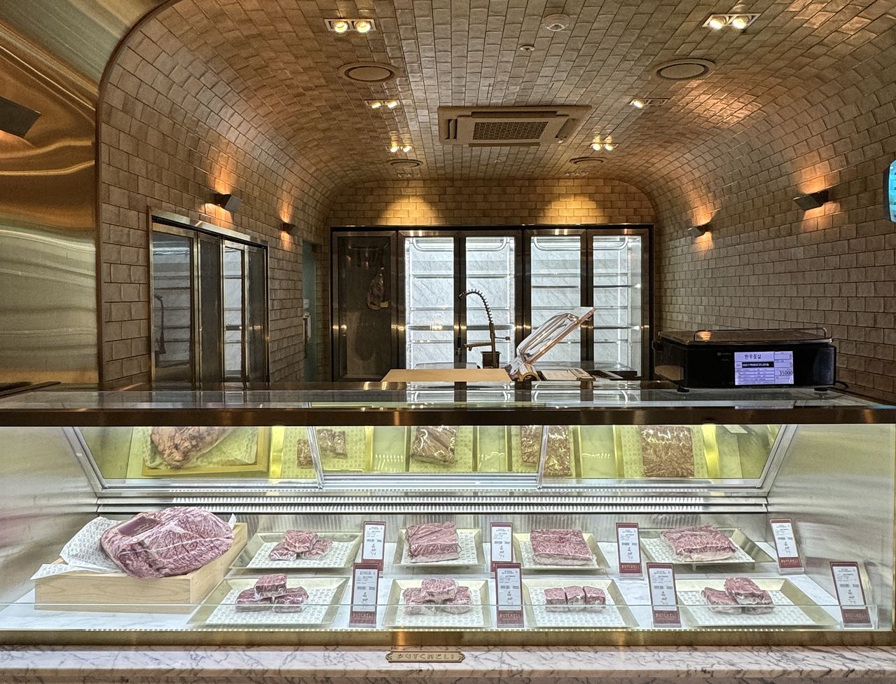 매장 입구의 부처룸에는 고기가 진열돼 있다. 이러한 연출은 원육에 대한 신뢰는 물론, 식사에 대한 기대감까지 높인다. 사진 김광중 