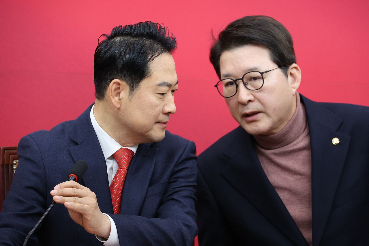 장동혁 국민의힘 대표(왼쪽)와 신동욱 최고위원. 뉴스1