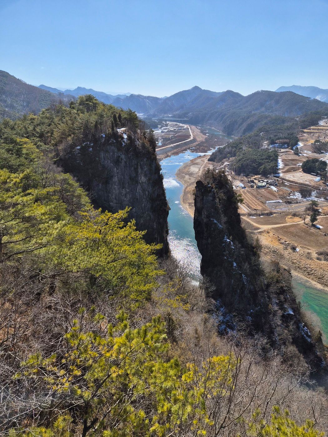 영월 방절리 서강가 절벽에 있는 선돌. 단종이 청령포로 가던 도중 선돌을 보고 “우뚝 서 있는 것이 마치 신선과 같다”고 하여 선돌이 되었다는 전설이 있다. 사진 이지영 기자