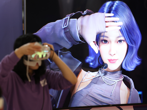 지난해 12월 서울 강남구 코엑스 더플라츠에서 열린 'AI콘텐츠 페스티벌'에서 참관객들이 버추얼(가상) 아티스트 영상을 체험하고 있다. 연합뉴스