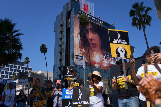 2023년 10월 17일, 미국 캘리포니아주 로스앤젤레스 넷플릭스 스튜디오 밖에서 SAG-AFTRA(미국 영화배우조합-미국 텔레비전 및 라디오 예술가 연합) 조합원들이 집회를 열고 있다. EPA=연합뉴스