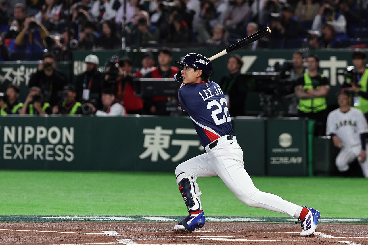 일본전에서 선제 적시타를 터트린 이정후. 뉴스1