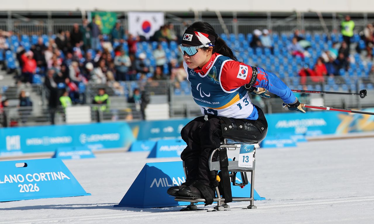 7일(한국시간) 이탈리아 테세로 크로스컨트리 스타디움에서 열린 2026 밀라노·코르티나 동계패럴림픽 파라바이애슬론 여자 스프린트 좌식 7.5㎞에서 질주하는 김윤지. 연합뉴스