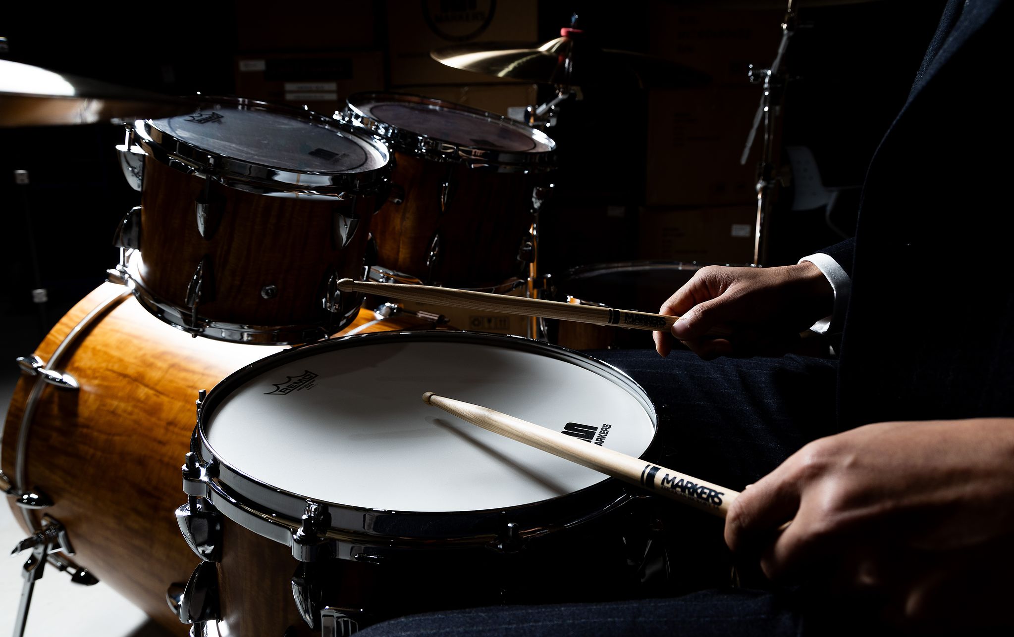 박 대표는 드럼 제작시 좋은 소리를 내려면 재료인 나무를 어떻게 관리하느냐가 가장 중요하다며, 양질의 나무를 물에 담궈 2년간 보관한 뒤 3년 간 잘 말리면 불려진 나이테들이 더 달라붙어 단단하고 좋은 소리난다고 말했다.