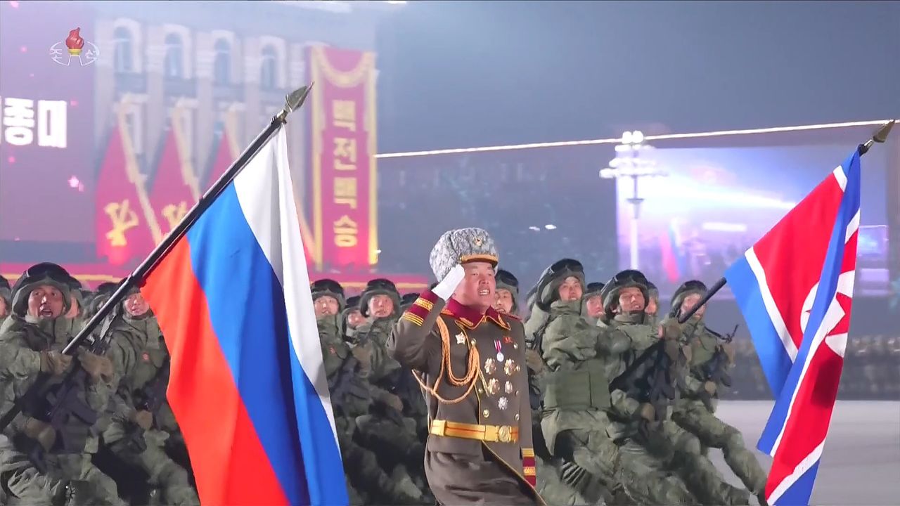 2월 26일 9차 당대회 기념열병식에서 우크라이나 전쟁에 파병됐던 해외작전부대와 해외공병연대 소속 군인들이 러시아 국기와 인공기를 앞세워 들고 행진하고 있다. 연합