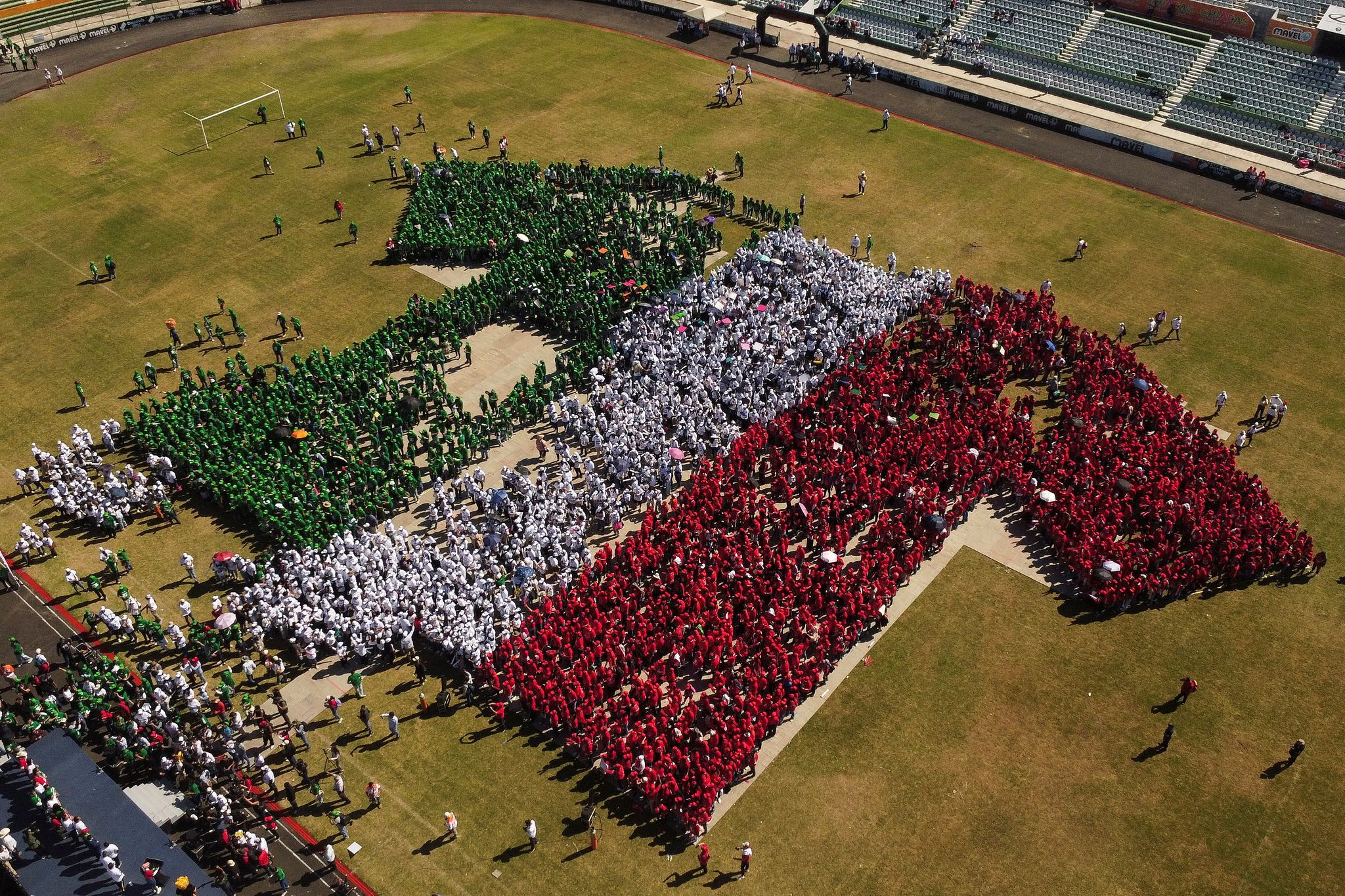 지난달 27일(현지시간) 멕시코 툭스틀라 구티에레스의 빅토르 마누엘 레이나 스타디움에서 사람들이 줄지어 서서 멕시코 축구 대표팀 유니폼 모양을 만들고 있다. 로이터=연합뉴스