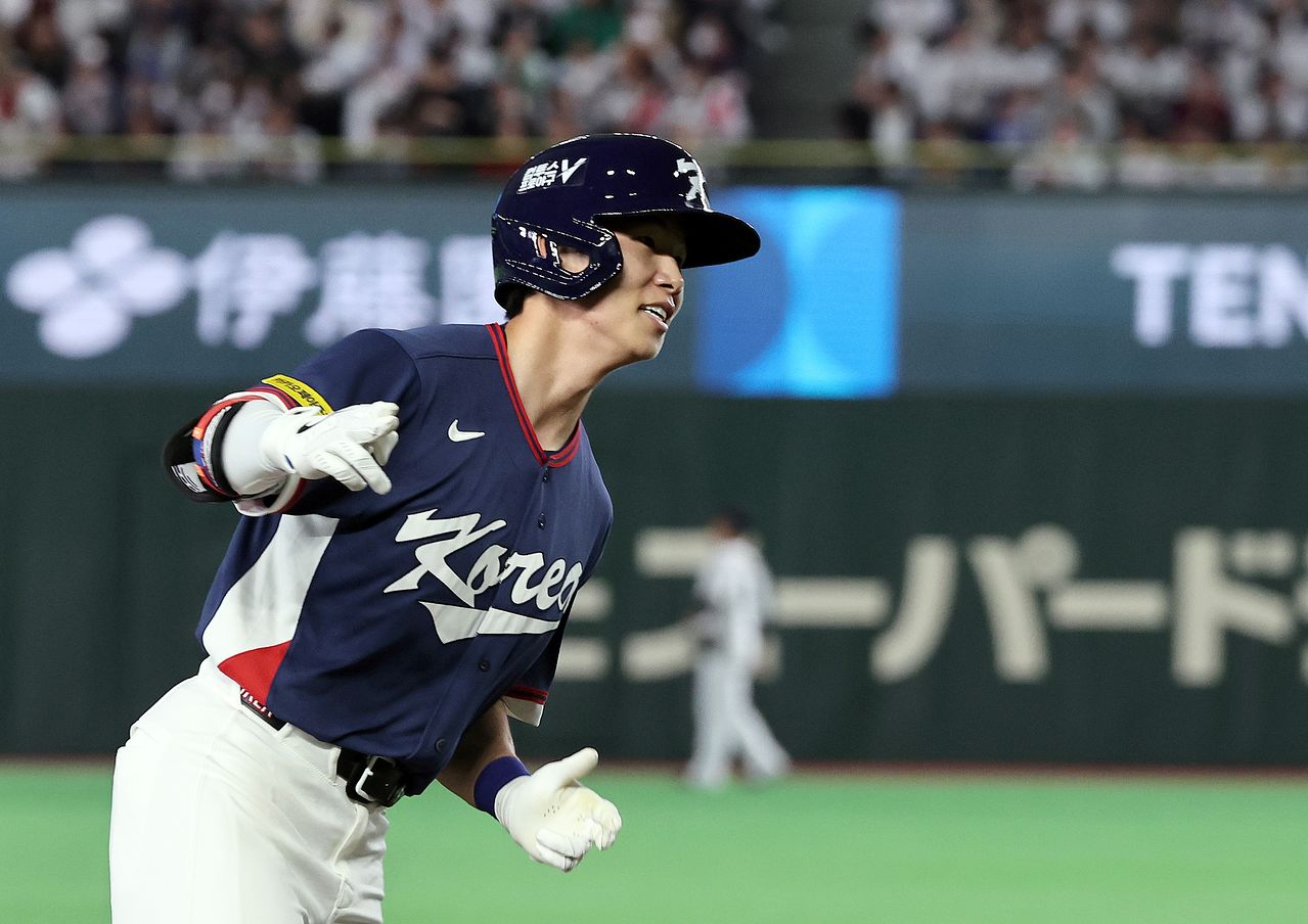 동점 2점 홈런을 치고 그라운드를 도는 김혜성. 뉴스1