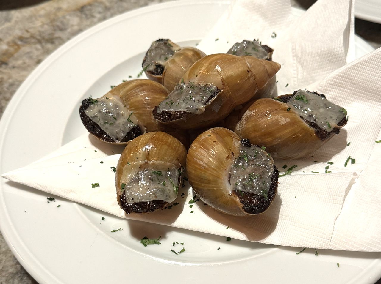 국내에서는 쉽게 접하기 어려운 에스카르고(달팽이 요리)는 와인과 페어링하기 좋은 메뉴다. 이곳에서는 라구 소스를 더해 깊은 풍미와 특별함을 한층 끌어올렸다.사진 김광중 