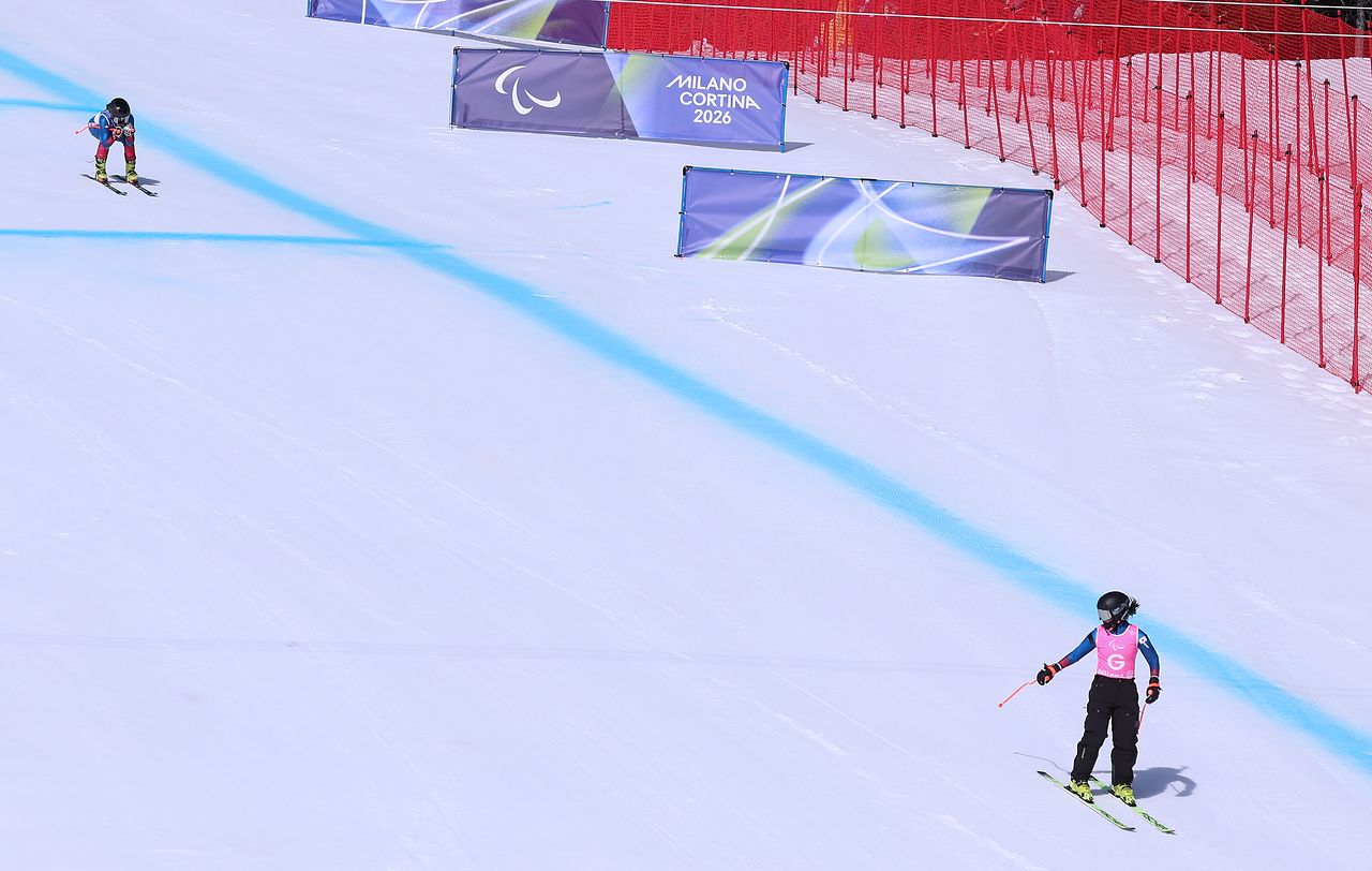 7일(한국시간) 이탈리아 코르티나 토파네 알파인스키 센터에서 열린 2026 밀라노·코르티나 동계패럴림픽 알파인스키 활강 시각장애 부문 4위에 오른 최사라(위)와 어은미 가이드. 사진 대한장애인체육회