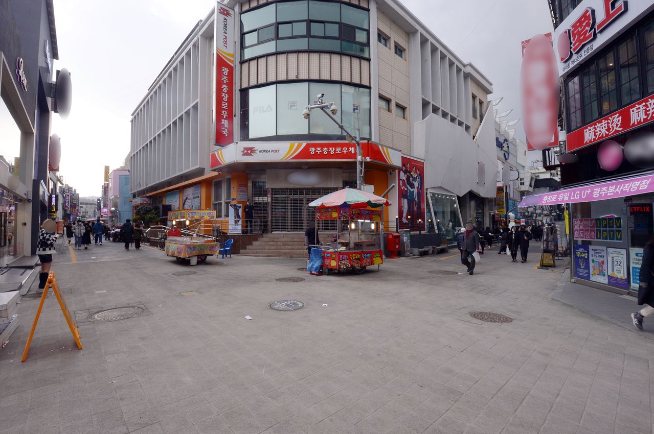 과거 호남의 대표 상권이자 지역 정치·행정의 중심지 역할을 했던 충장로 일대가 한산한 모습을 보이고 있다. 충장로는 2005년 전남도청이 떠난 후 상권 침체와 공실률 급증의 직격탄을 맞았다. 뉴스1
