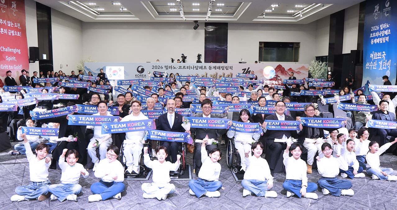 2일 서울올림픽파크텔에서 열린 2026 밀라노-코르티나 동계패럴림픽 대한민국 선수단 결단식에서 선전을 다짐하는 선수단. 사진=대한장애인체육회