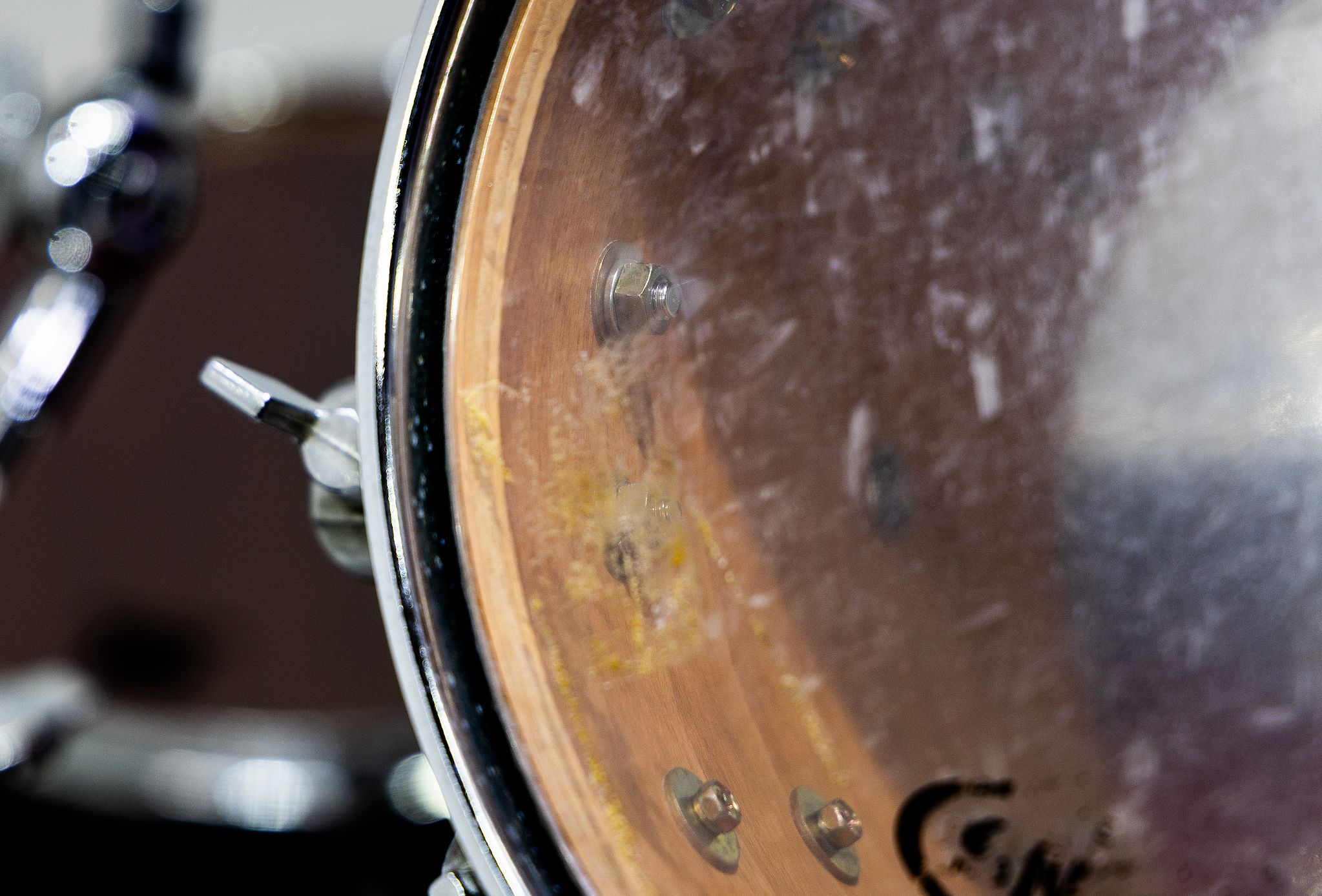 타사가 제작한 드럼. 드럼을 고정하는 하드웨어와 연결하기 위해 구멍을 하나 더 뚫고 큰 나사를 연결했다. 