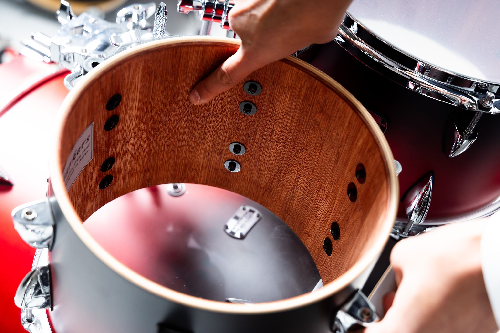 마커스뮤직의 드럼은 드럼쉘(원형통)에 구멍을 뚫지 않고 외부에 부착하는 하드웨어로 드럼을 고정해 소리의 품질을 향상시켰다. 