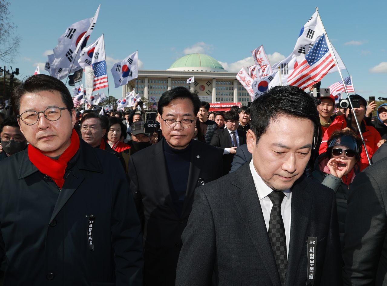 장동혁 대표(오른쪽)가 3일 국회에서 '사법독립 헌정수호를 위한 대국민 호소 국민대장정 규탄대회' 출정식을 마치고 청와대로 향하고 있다. 왼쪽은 신동욱 최고위원, 가운데는 송언석 원내대표. 연합뉴스
