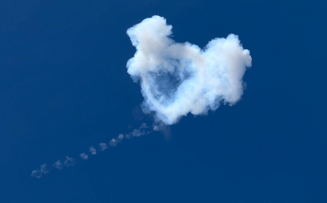 5일 카타르 도하 상공에서 이란산 미사일이 요격 미사일에 격추돼 연기가 치솟고 있다. EPA=연합뉴스
