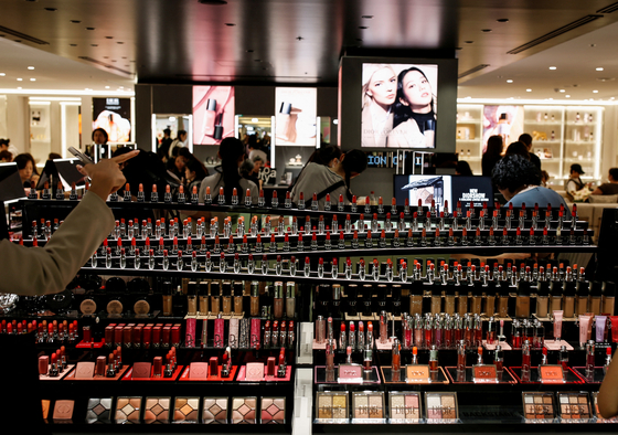 지난해 7월 8일 일본 도쿄 이케부쿠로의 세이부 이케부쿠로 백화점에서 리뉴얼된 화장품 매장 전경. 로이터=연합뉴스 