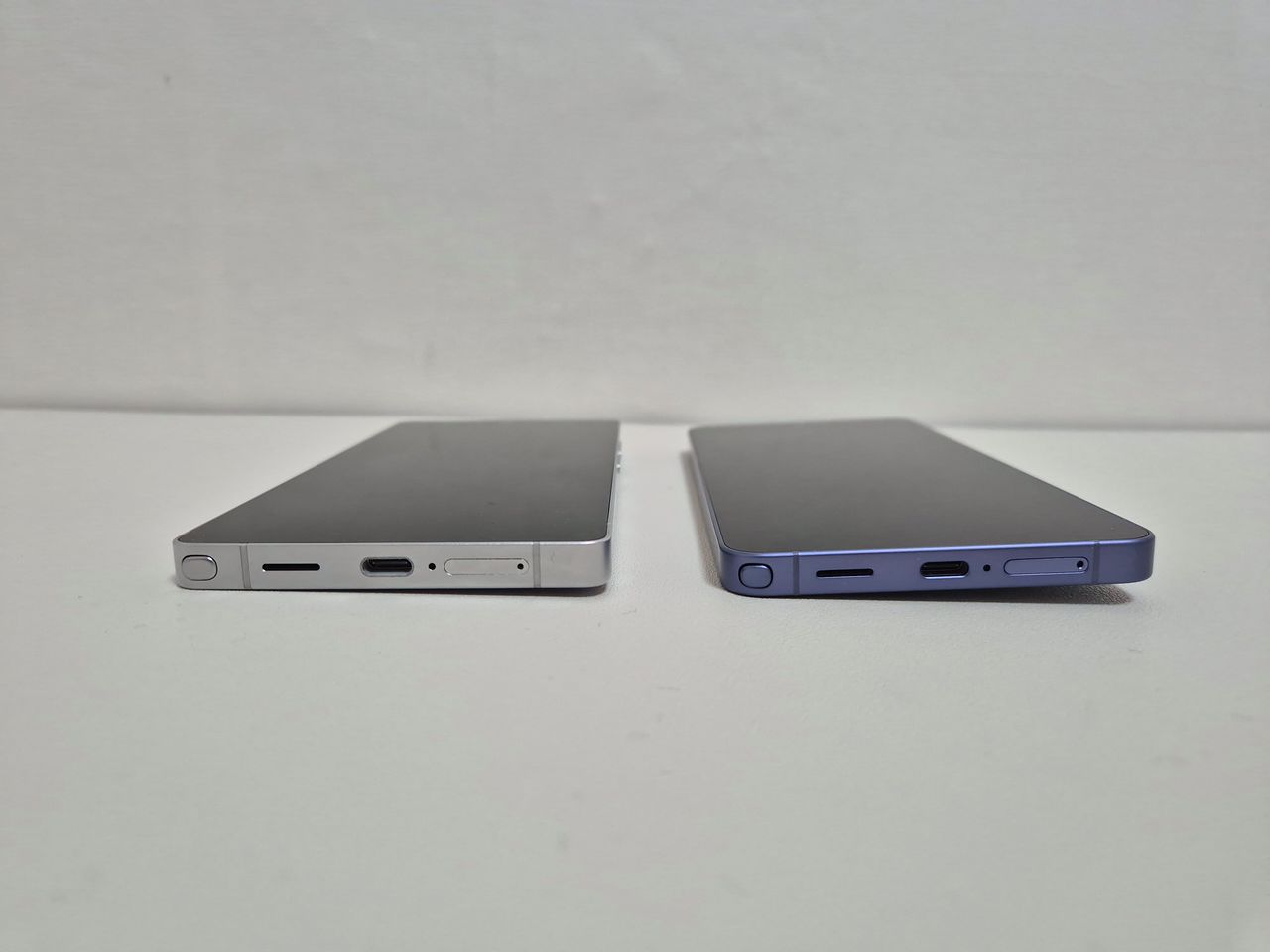 삼성전자의 갤럭시 S26 울트라 신제품(오른쪽)과 전작인 S25 울트라(왼쪽) 모습이다. S26 울트라 후면에 카메라 섬(범프)이 튀어나와 있어 S25 울트라보다 바닥과의 간격이 더 떠 있다. 이우림 기자