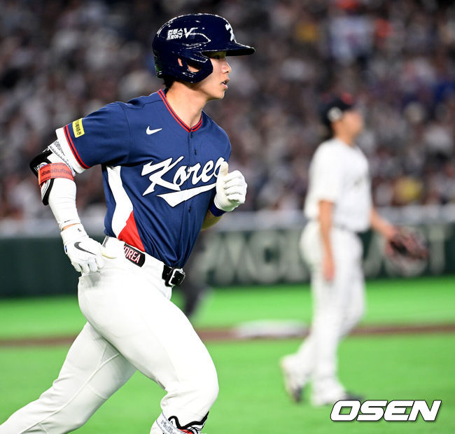 [OSEN=도쿄(일본), 손용호 기자] 7일 일본 도쿄돔에서 2026 월드베이스볼클래식(WBC) 조별리그 C조 대한민국과 일본의 경기가열렸다.한국은 잠수함 고영표, 일본은 좌완 기쿠치 유세이를 선발로 내세웠다. WBC에서 2006년 4강, 2009년 준우승을 차지한 한국은 이후 3개 대회(2013년, 2017년, 2023년)에서 연달아 1라운드를 통과하지 못하고 있다. 이번 대회에서는 8강 토너먼트 복귀를 목표로 대회에 임하고 있다. 지난 5일 체코와의 첫 경기에서는 11-4로 대승을 거두며 좋은 출발을 했다.4회초 1사 1루에서 한국 김혜성이 일본 이토를 상대로 동점 우중월 투런포를 날리며 그라운드를 돌고 있다. 2026.03.07/spjj@osen.co.kr