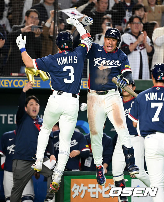 [OSEN=도쿄(일본), 손용호 기자] 7일 일본 도쿄돔에서 2026 월드베이스볼클래식(WBC) 조별리그 C조 대한민국과 일본의 경기가열렸다.한국은 잠수함 고영표, 일본은 좌완 기쿠치 유세이를 선발로 내세웠다. WBC에서 2006년 4강, 2009년 준우승을 차지한 한국은 이후 3개 대회(2013년, 2017년, 2023년)에서 연달아 1라운드를 통과하지 못하고 있다. 이번 대회에서는 8강 토너먼트 복귀를 목표로 대회에 임하고 있다. 지난 5일 체코와의 첫 경기에서는 11-4로 대승을 거두며 좋은 출발을 했다.4회초 1사 1루에서 한국 김혜성이 일본 이토를 상대로 동점 우중월 투런포를 날리고 저마이 존스와 세리머니를 하고 있다. 2026.03.07/spjj@osen.co.kr
