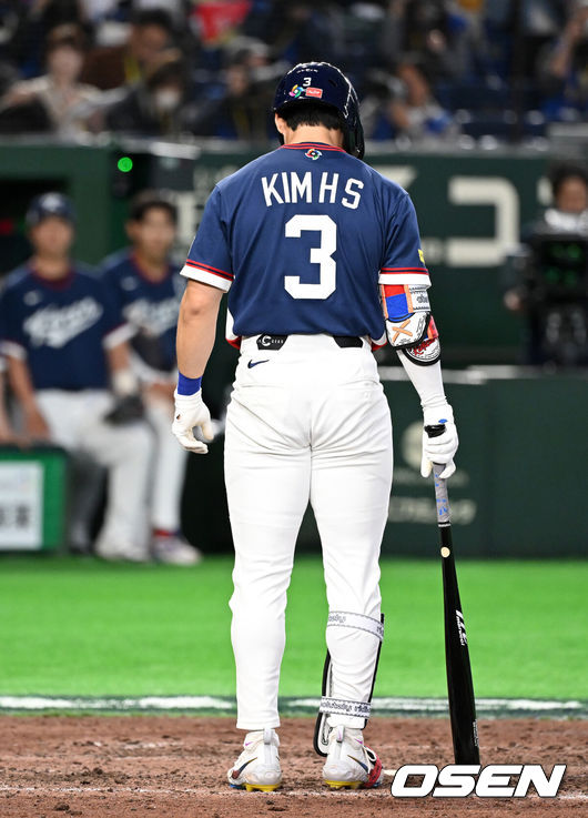 [OSEN=도쿄(일본), 손용호 기자] 7일 일본 도쿄돔에서 2026 월드베이스볼클래식(WBC) 조별리그 C조 대한민국과 일본의 경기가열렸다.한국은 잠수함 고영표, 일본은 좌완 기쿠치 유세이를 선발로 내세웠다. WBC에서 2006년 4강, 2009년 준우승을 차지한 한국은 이후 3개 대회(2013년, 2017년, 2023년)에서 연달아 1라운드를 통과하지 못하고 있다. 이번 대회에서는 8강 토너먼트 복귀를 목표로 대회에 임하고 있다. 지난 5일 체코와의 첫 경기에서는 11-4로 대승을 거두며 좋은 출발을 했다.8회초 2사 만루에서 한국 김혜성이 삼진을 당하고 있다. 2026.03.07/spjj@osen.co.kr