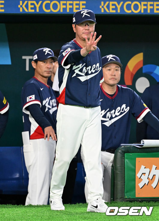 [OSEN=도쿄(일본), 손용호 기자] 7일 일본 도쿄돔에서 2026 월드베이스볼클래식(WBC) 조별리그 C조 대한민국과 일본의 경기가열렸다.한국은 잠수함 고영표, 일본은 좌완 기쿠치 유세이를 선발로 내세웠다. WBC에서 2006년 4강, 2009년 준우승을 차지한 한국은 이후 3개 대회(2013년, 2017년, 2023년)에서 연달아 1라운드를 통과하지 못하고 있다. 이번 대회에서는 8강 토너먼트 복귀를 목표로 대회에 임하고 있다. 지난 5일 체코와의 첫 경기에서는 11-4로 대승을 거두며 좋은 출발을 했다.7회말 2사 3루에서 한국 류지현 감독이 일본 오타니 타석에 자동 고의 4구를 지시하고 있다. 2026.03.07/spjj@osen.co.kr