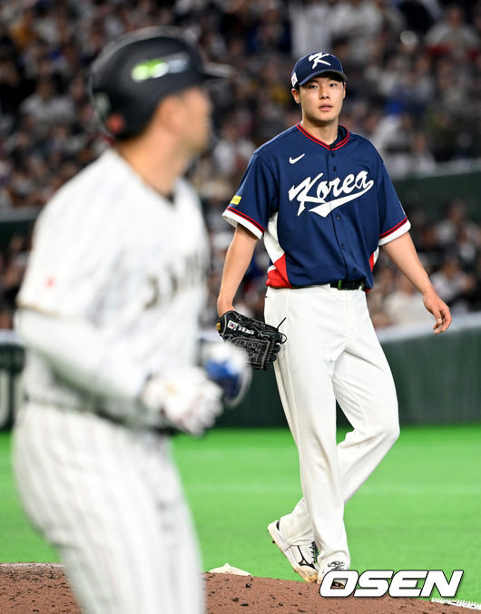 [OSEN=도쿄(일본), 손용호 기자] 7일 일본 도쿄돔에서 2026 월드베이스볼클래식(WBC) 조별리그 C조 대한민국과 일본의 경기가열렸다.한국은 잠수함 고영표, 일본은 좌완 기쿠치 유세이를 선발로 내세웠다. WBC에서 2006년 4강, 2009년 준우승을 차지한 한국은 이후 3개 대회(2013년, 2017년, 2023년)에서 연달아 1라운드를 통과하지 못하고 있다. 이번 대회에서는 8강 토너먼트 복귀를 목표로 대회에 임하고 있다. 지난 5일 체코와의 첫 경기에서는 11-4로 대승을 거두며 좋은 출발을 했다.7회말 2사 만루에서 한국 김영규가 일본 요시다에 역전 밀어내기 볼넷을 허용하고 있다. 2026.03.07/spjj@osen.co.kr