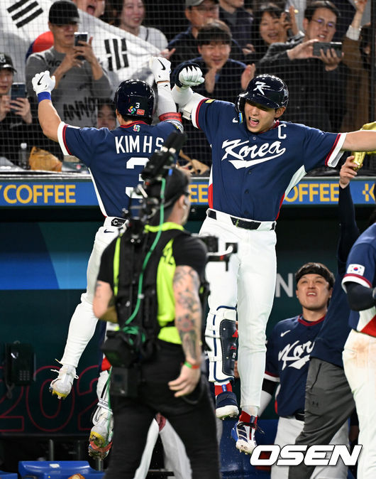 [OSEN=도쿄(일본), 손용호 기자] 7일 일본 도쿄돔에서 2026 월드베이스볼클래식(WBC) 조별리그 C조 대한민국과 일본의 경기가열렸다.한국은 잠수함 고영표, 일본은 좌완 기쿠치 유세이를 선발로 내세웠다. WBC에서 2006년 4강, 2009년 준우승을 차지한 한국은 이후 3개 대회(2013년, 2017년, 2023년)에서 연달아 1라운드를 통과하지 못하고 있다. 이번 대회에서는 8강 토너먼트 복귀를 목표로 대회에 임하고 있다. 지난 5일 체코와의 첫 경기에서는 11-4로 대승을 거두며 좋은 출발을 했다.4회초 1사 1루에서 한국 김혜성이 일본 이토를 상대로 동점 우중월 투런포를 날리며 이정후와 세리머니를 하고 있다. 2026.03.07/spjj@osen.co.kr