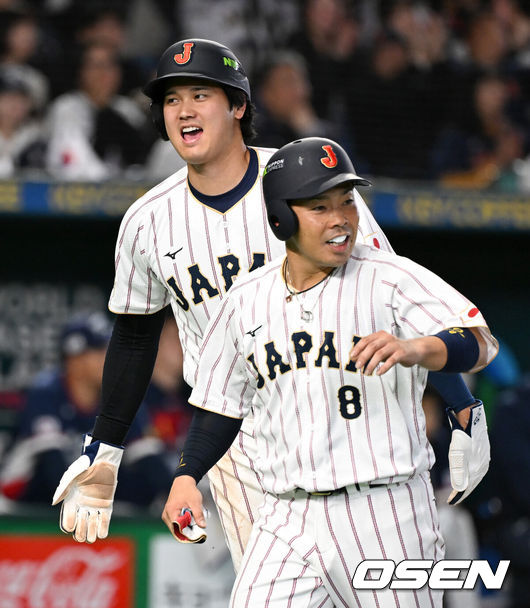 [OSEN=도쿄(일본), 손용호 기자] 7일 일본 도쿄돔에서 2026 월드베이스볼클래식(WBC) 조별리그 C조 대한민국과 일본의 경기가열렸다.한국은 잠수함 고영표, 일본은 좌완 기쿠치 유세이를 선발로 내세웠다. WBC에서 2006년 4강, 2009년 준우승을 차지한 한국은 이후 3개 대회(2013년, 2017년, 2023년)에서 연달아 1라운드를 통과하지 못하고 있다. 이번 대회에서는 8강 토너먼트 복귀를 목표로 대회에 임하고 있다. 지난 5일 체코와의 첫 경기에서는 11-4로 대승을 거두며 좋은 출발을 했다.7회말 2사 만루에서 일본 오타니, 곤도가 요시다의 2타점 적시타에 홈을 밟으며 미소짓고 있다. 2026.03.07/spjj@osen.co.kr