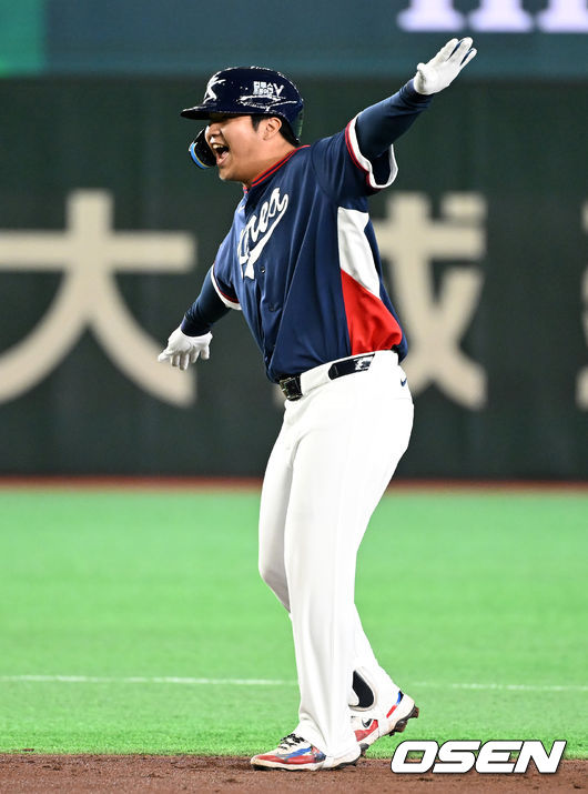 [OSEN=도쿄(일본), 손용호 기자] 7일 일본 도쿄돔에서 2026 월드베이스볼클래식(WBC) 조별리그 C조 대한민국과 일본의 경기가열렸다. 1회초 2사 1,2루에서 한국 문보경이 2타점 적시 좌중간 2루타를 날리며 세리머니를 하고 있다. 2026.03.07/spjj@osen.co.kr