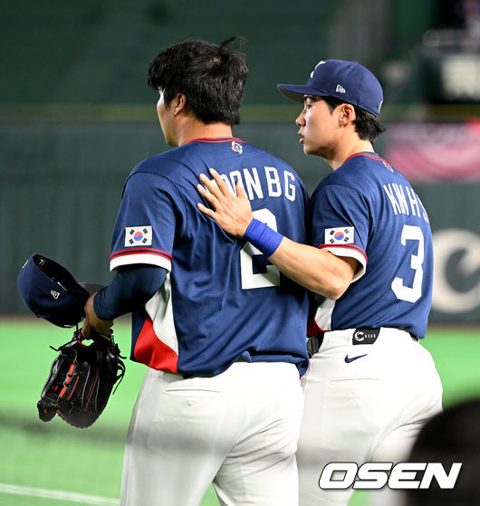 [OSEN=도쿄(일본), 손용호 기자] 7일 일본 도쿄돔에서 2026 월드베이스볼클래식(WBC) 조별리그 C조 대한민국과 일본의 경기가열렸다. 7회말 무사에서 한국 문보경이 일본 마키의 파울 타구를 쫓다가 펜스에 부딪혔다. 김혜성이 문보경을 격려하고 있다. 2026.03.07/spjj@osen.co.kr