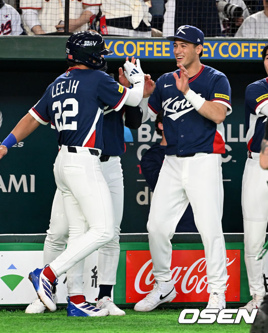 [OSEN=도쿄(일본), 손용호 기자] 7일 일본 도쿄돔에서 2026 월드베이스볼클래식(WBC) 조별리그 C조 대한민국과 일본의 경기가열렸다. 1회초 2사 1,2루에서 한국 이정후가 문보경의 2타점 적시 좌중간 2루타에 득점하며 셰이 위트컴과 하이파이브를 하고 있다. 2026.03.07/spjj@osen.co.kr