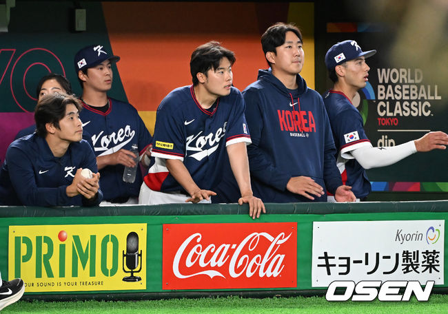 [OSEN=도쿄(일본), 손용호 기자] 7일 일본 도쿄돔에서 2026 월드베이스볼클래식(WBC) 조별리그 C조 대한민국과 일본의 경기가열렸다. 8회초 공격을 마치고 한국 박영현, 김영규, 손주영이 동료선수들을 격려하고 있다. 2026.03.07/spjj@osen.co.kr