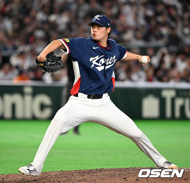 [OSEN=도쿄(일본), 손용호 기자] 7일 일본 도쿄돔에서 2026 월드베이스볼클래식(WBC) 조별리그 C조 대한민국과 일본의 경기가열렸다.한국은 잠수함 고영표, 일본은 좌완 기쿠치 유세이를 선발로 내세웠다. WBC에서 2006년 4강, 2009년 준우승을 차지한 한국은 이후 3개 대회(2013년, 2017년, 2023년)에서 연달아 1라운드를 통과하지 못하고 있다. 이번 대회에서는 8강 토너먼트 복귀를 목표로 대회에 임하고 있다. 지난 5일 체코와의 첫 경기에서는 11-4로 대승을 거두며 좋은 출발을 했다.7회말 2사 1,3루에서 한국 김영규가 역투하고 있다. 2026.03.07/spjj@osen.co.kr