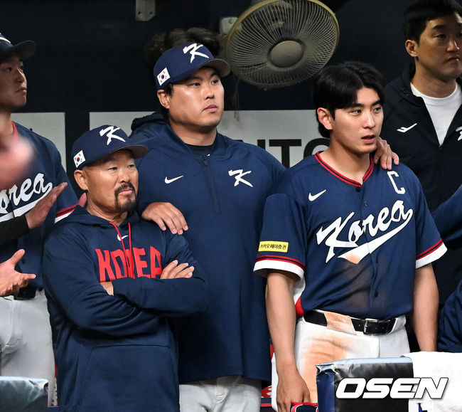 [OSEN=오사카(일본), 손용호 기자] 한국의 거포들이 연달아 터뜨리면서 오사카 평가전을 기분 좋게 마무리할 수 있었다. 이제 결전의 땅 도쿄로 향한다.류지현 감독이 이끄는 한국 WBC 대표팀은 3일 일본 오사카 교세라돔에서 열린 오릭스 버팔로스와의 2026 WBC 공식 평가전에서 8-5로 승리를 거뒀다. 이로써 한국은 전날(2일) 한신 타이거스전 3-3 무승부, 이날 오릭스전 승리로 공식 평가전 1승1무를 기록한 채 결전의 장소인 일본 도쿄돔으로 이동하게 된다.9회 한국 류현진이 이정후와 더그아웃에 경기를 바라보고 있다. 2026.03.03 /spjj@osen.co.kr