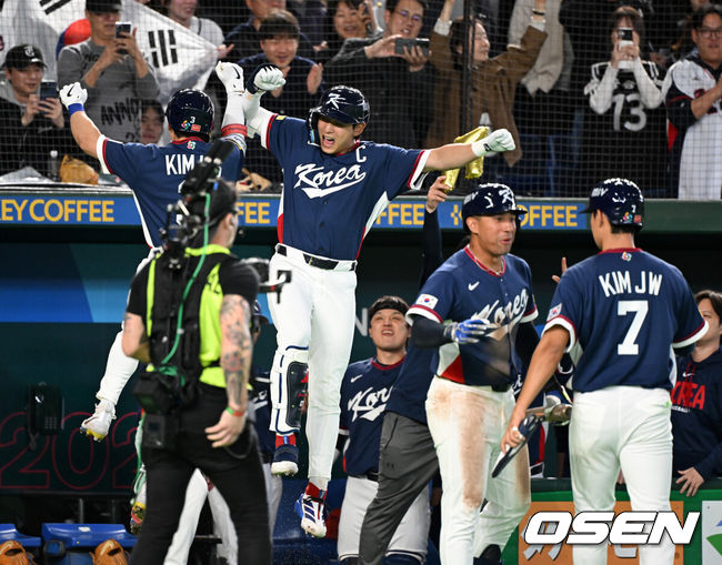 [OSEN=도쿄(일본), 손용호 기자] 7일 일본 도쿄돔에서 2026 월드베이스볼클래식(WBC) 조별리그 C조 대한민국과 일본의 경기가열렸다.한국은 잠수함 고영표, 일본은 좌완 기쿠치 유세이를 선발로 내세웠다. WBC에서 2006년 4강, 2009년 준우승을 차지한 한국은 이후 3개 대회(2013년, 2017년, 2023년)에서 연달아 1라운드를 통과하지 못하고 있다. 이번 대회에서는 8강 토너먼트 복귀를 목표로 대회에 임하고 있다. 지난 5일 체코와의 첫 경기에서는 11-4로 대승을 거두며 좋은 출발을 했다.4회초 1사 1루에서 한국 김혜성이 일본 이토를 상대로 동점 우중월 투런포를 날리며 이정후와 세리머니를 하고 있다. 2026.03.07/spjj@osen.co.kr