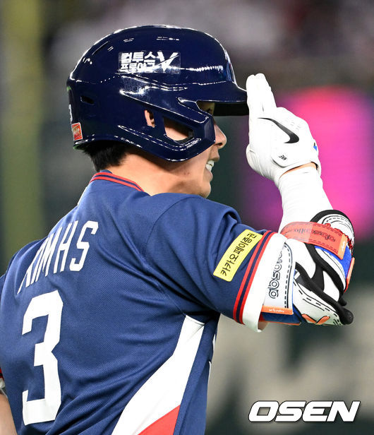 [OSEN=도쿄(일본), 손용호 기자] 7일 일본 도쿄돔에서 2026 월드베이스볼클래식(WBC) 조별리그 C조 대한민국과 일본의 경기가열렸다.한국은 잠수함 고영표, 일본은 좌완 기쿠치 유세이를 선발로 내세웠다. WBC에서 2006년 4강, 2009년 준우승을 차지한 한국은 이후 3개 대회(2013년, 2017년, 2023년)에서 연달아 1라운드를 통과하지 못하고 있다. 이번 대회에서는 8강 토너먼트 복귀를 목표로 대회에 임하고 있다. 지난 5일 체코와의 첫 경기에서는 11-4로 대승을 거두며 좋은 출발을 했다.4회초 1사 1루에서 한국 김혜성이 일본 이토를 상대로 동점 우중월 투런포를 날리며 기뻐하고 있다. 2026.03.07/spjj@osen.co.kr