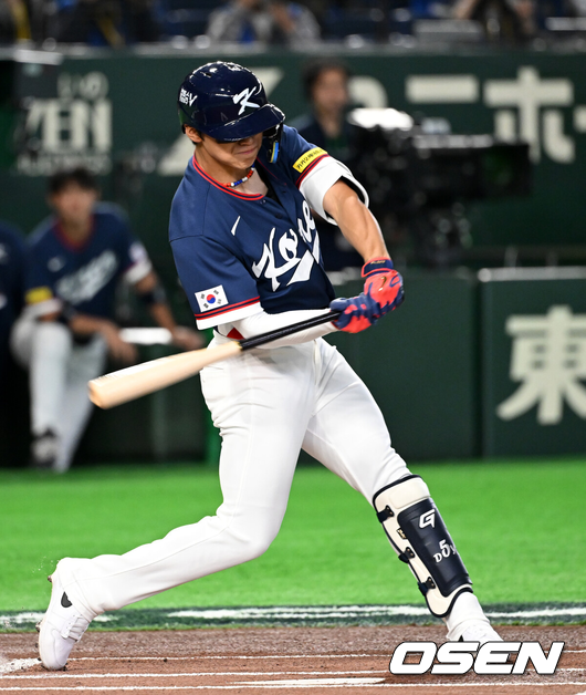 [OSEN=도쿄(일본), 손용호 기자] 7일 일본 도쿄돔에서 2026 월드베이스볼클래식(WBC) 조별리그 C조 대한민국과 일본의 경기가 열렸다.한국은 잠수함 고영표, 일본은 좌완 기쿠치 유세이를 선발로 내세웠다. WBC에서 2006년 4강, 2009년 준우승을 차지한 한국은 이후 3개 대회(2013년, 2017년, 2023년)에서 연달아 1라운드를 통과하지 못하고 있다. 이번 대회에서는 8강 토너먼트 복귀를 목표로 대회에 임하고 있다. 지난 5일 체코와의 첫 경기에서는 11-4로 대승을 거두며 좋은 출발을 했다. 1회초 무사에서 한국 김도영이 좌전 안타를 날리고 있다. 2026.03.07 /spjj@osen.co.kr