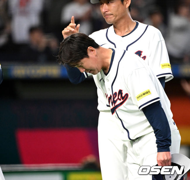 [OSEN=도쿄(일본), 손용호 기자] 류지현 감독이 이끄는 한국야구 대표팀은 5일 일본 도쿄의 도쿄돔에서 열린 2026 월드베이스볼클래식(WBC) 조별리그 C조 체코와의 첫 경기에서 홈런 4방을 포함해 10안타를 터트리며 11-4로 승리했다.2009년 이후 17년 만에 WBC 1차전 승리를 기록했다.경기 종료 후 한국 류지현 감독이 관중석을 향해 인사를 하고 있다. 2026.03.05/spjj@osen.co.kr