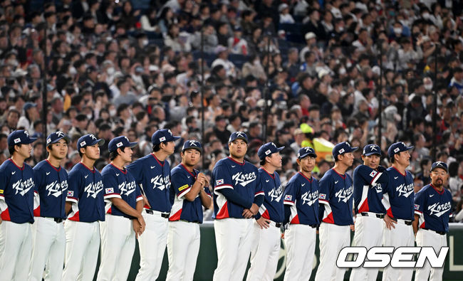 [OSEN=도쿄(일본), 손용호 기자] 7일 일본 도쿄돔에서 2026 월드베이스볼클래식(WBC) 조별리그 C조 대한민국과 일본의 경기가열렸다.한국은 잠수함 고영표, 일본은 좌완 기쿠치 유세이를 선발로 내세웠다. WBC에서 2006년 4강, 2009년 준우승을 차지한 한국은 이후 3개 대회(2013년, 2017년, 2023년)에서 연달아 1라운드를 통과하지 못하고 있다. 이번 대회에서는 8강 토너먼트 복귀를 목표로 대회에 임하고 있다. 지난 5일 체코와의 첫 경기에서는 11-4로 대승을 거두며 좋은 출발을 했다.한국 대표팀이 식전 행사를 하고 있다. 2026.03.07/spjj@osen.co.kr